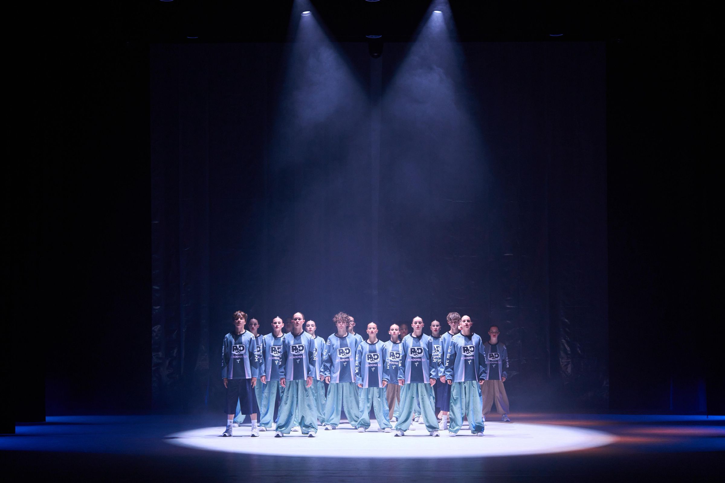Palco do espetáculo ON:OFF da Academia R&D, com bailarinos sob focos de luz